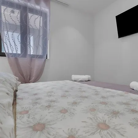 Ela * Μακάρσκα